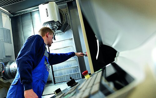 Zerspanungsmechaniker-Azubi Grischa Wengler. Foto: Michael Bahlo