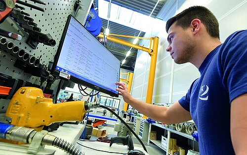 Industriemechaniker Maverick Schneberge. Foto: Michael Bahlo